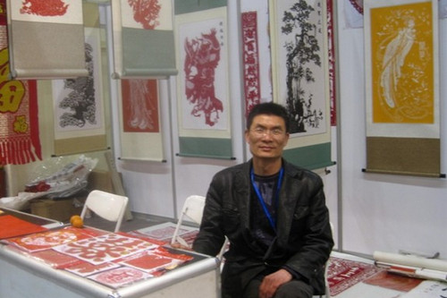 古藝堂剪紙余軍進:善用資源促成功