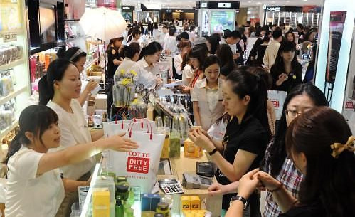 回國(guó)送禮引爆中國(guó)游客搶購(gòu)韓國(guó)免稅店包裝袋潮