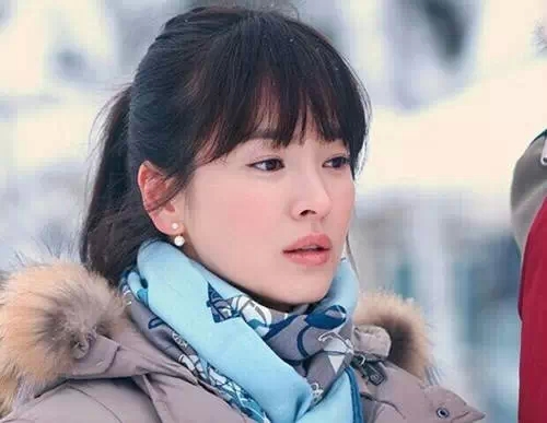 太平輪駛過，看喬妹如何巧搭絲巾成焦點(diǎn)！