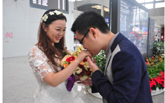 婚禮竟然辦到機(jī)場(chǎng)了？！地球再也阻止不了這對(duì)神一樣的夫妻……